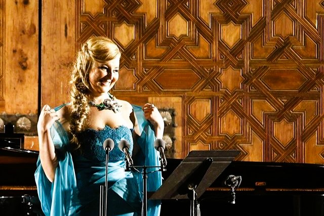 La soprano Mariola Cantarero elige La Línea para cantarle a la Navidad